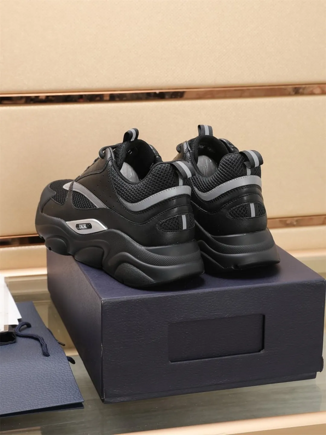 Men's shoes 💰P460💰【Dior】Dior✨ is online at the same time👏 This casual sneaker is a new product in the series and continues Di*r's classic style. The upper is made of original mesh and cow leather, with a two-color textured outsole, and the brand's iconic details on the rear collar and heel to enhance the style. Fashionable and versatile. Wear it with jeans or slacks for a casual look. Size: 38-44 (45 customized)
